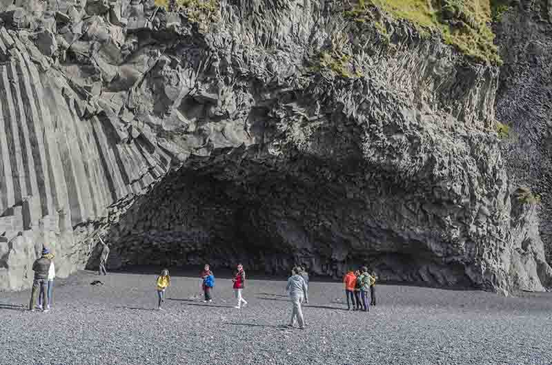 Islandia 141 - reserva natural de Dyrholaey - playa de Reynisfjara y acantilados de Halsanefshellir.jpg